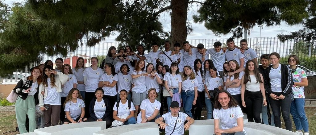 Grupo de estudiantes con la camiseta con el logo del proyecto