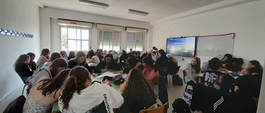 Estudiantes trabajando en el aula
