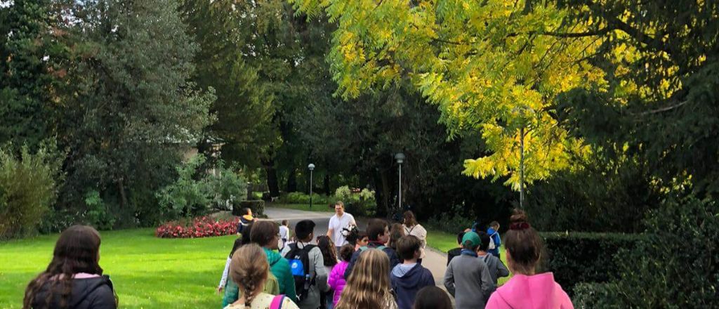 Alumnos paseando por el parque 