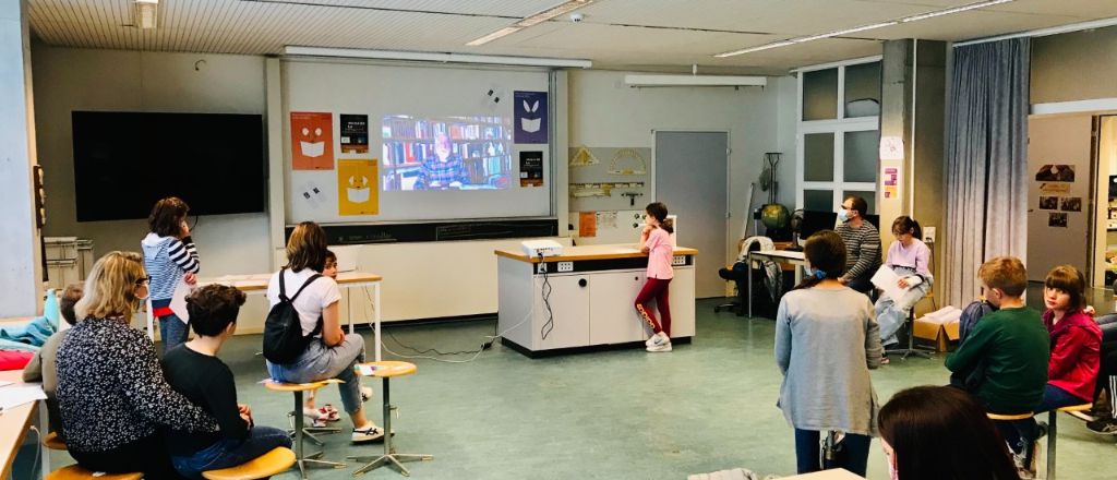 alumnos del aula de Penthalaz celebrando la Magia de la Voz 2021