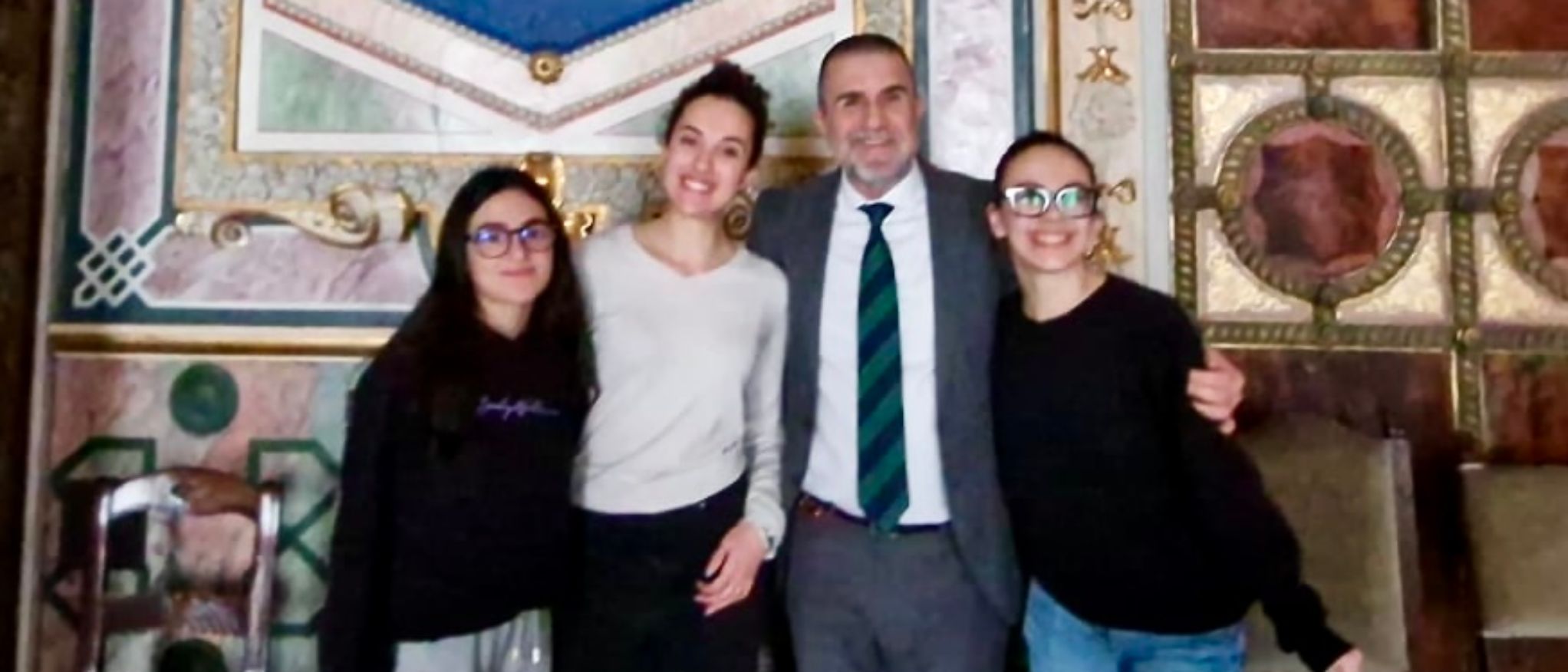Alumnas de 5º de nivel de la sección española acompañado al inspector central. D. Carlos Marchena González, en la visita guiada a las instalaciones de