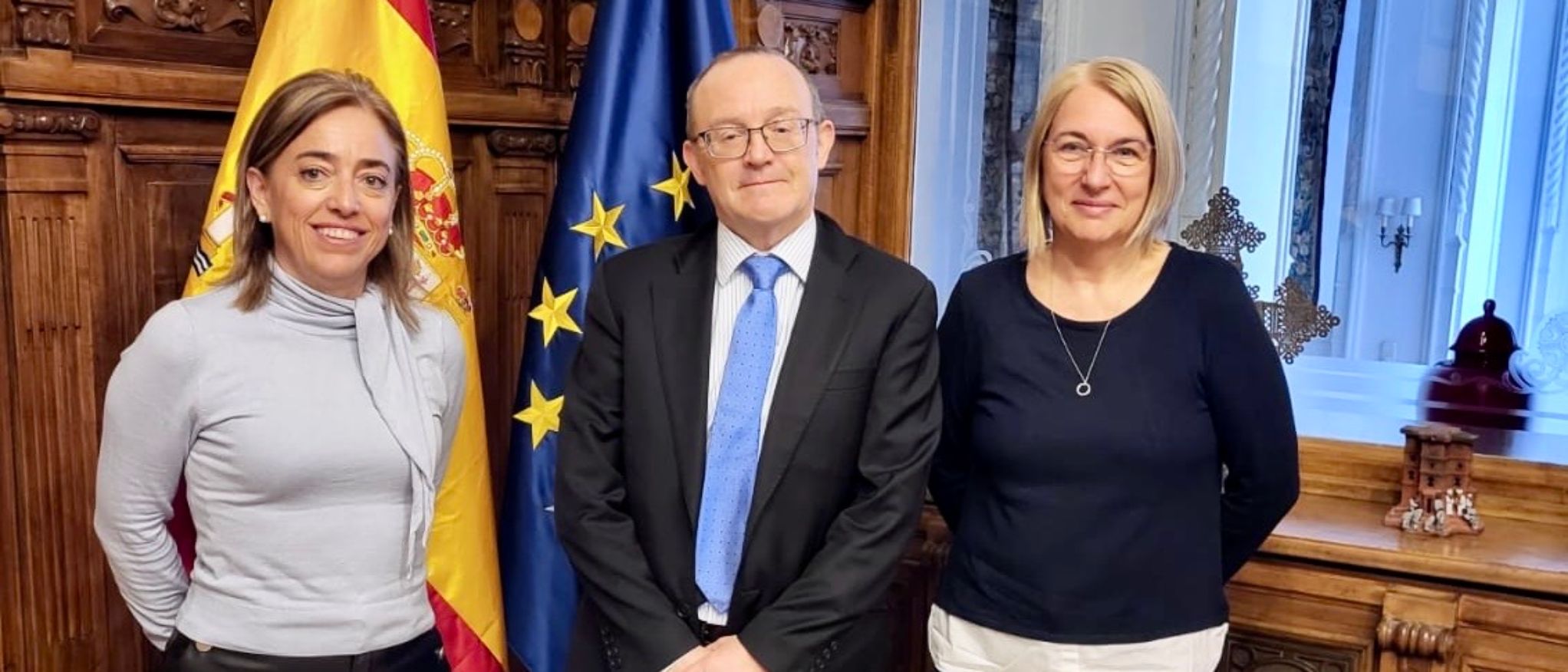 Visita a la Asesoría Técnica de Educación en Budapest. De izquierda a derecha: el Embajador de España, Luis Ángel Redondo Gómez; la asesora técnica, M