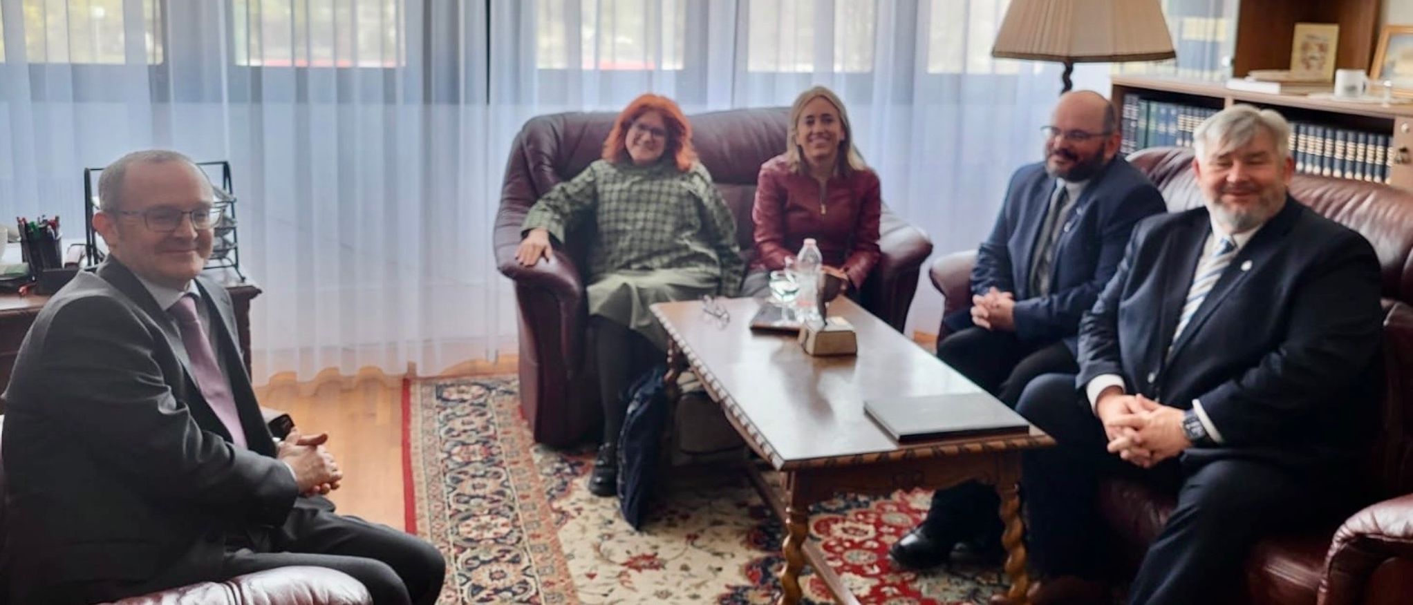 Encuentro con el equipo directivo del centro educativo de Kecskemét (Hungría), sede de la Sección Bilingüe Española. De izquierda a derecha: el Embaja