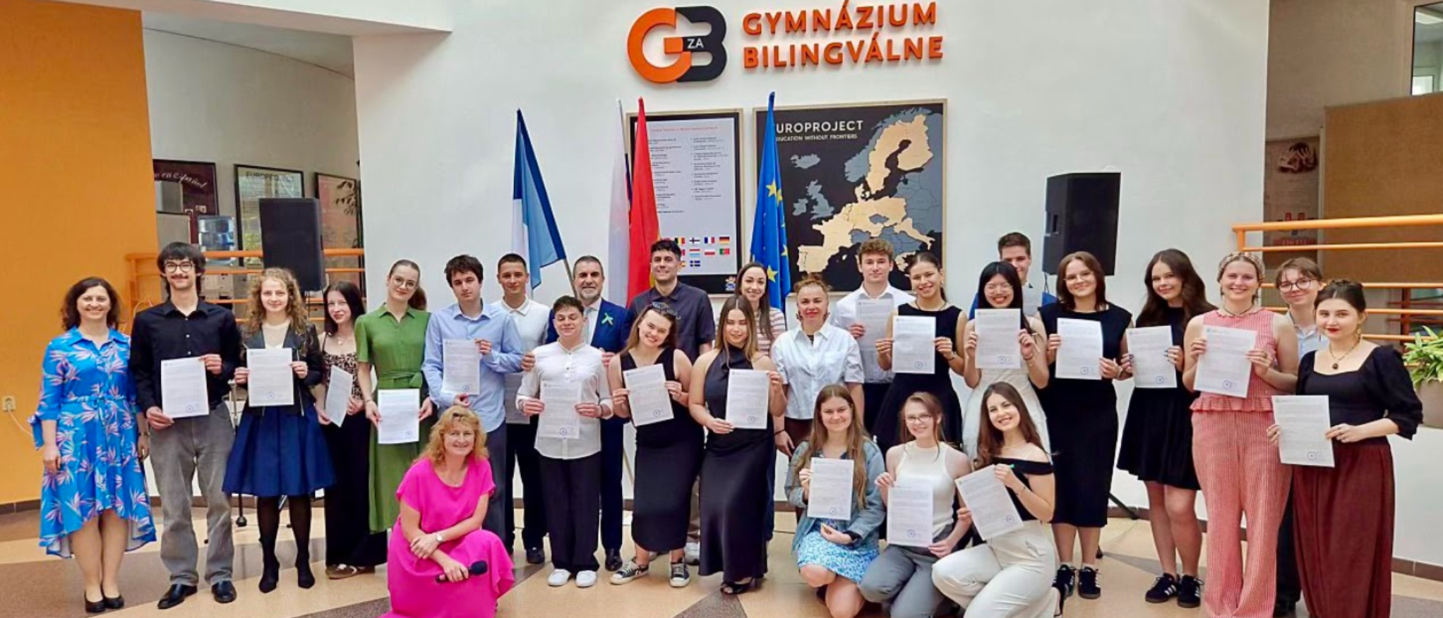 Acto de entrega de certificaciones al alumnado de la sección internacional de Zilina (Eslovaquia) correspondiente a la promoción 2021/2026. Con la pre