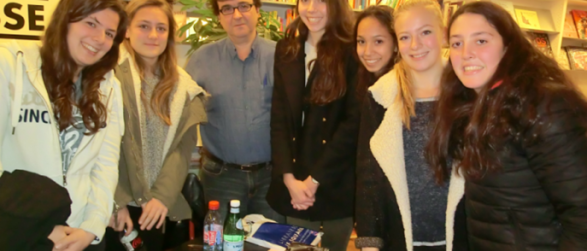 El escritor Javier Cercas con alumnas de Terminale. 