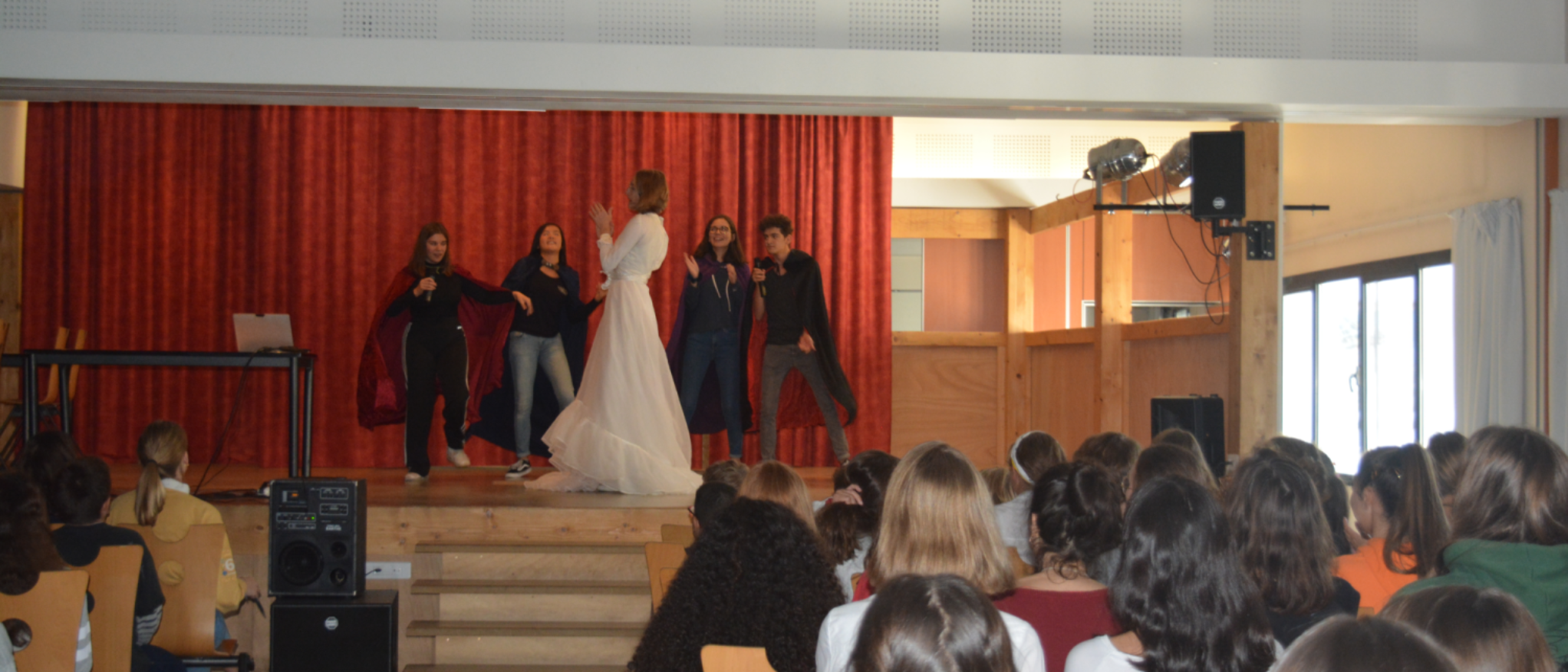 Alumnos de Terminale participando en el Concurso de Karaoke