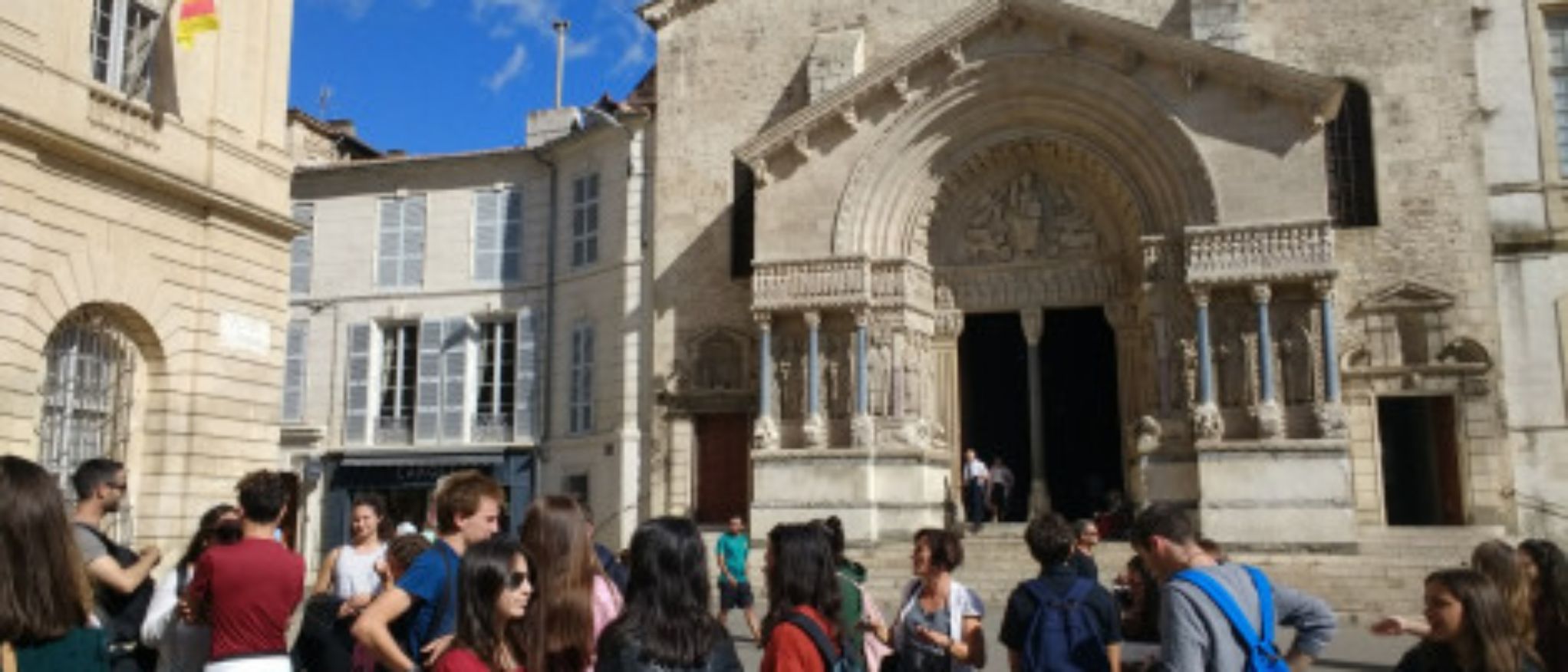 Alunmos en el centro histórico de Arlés