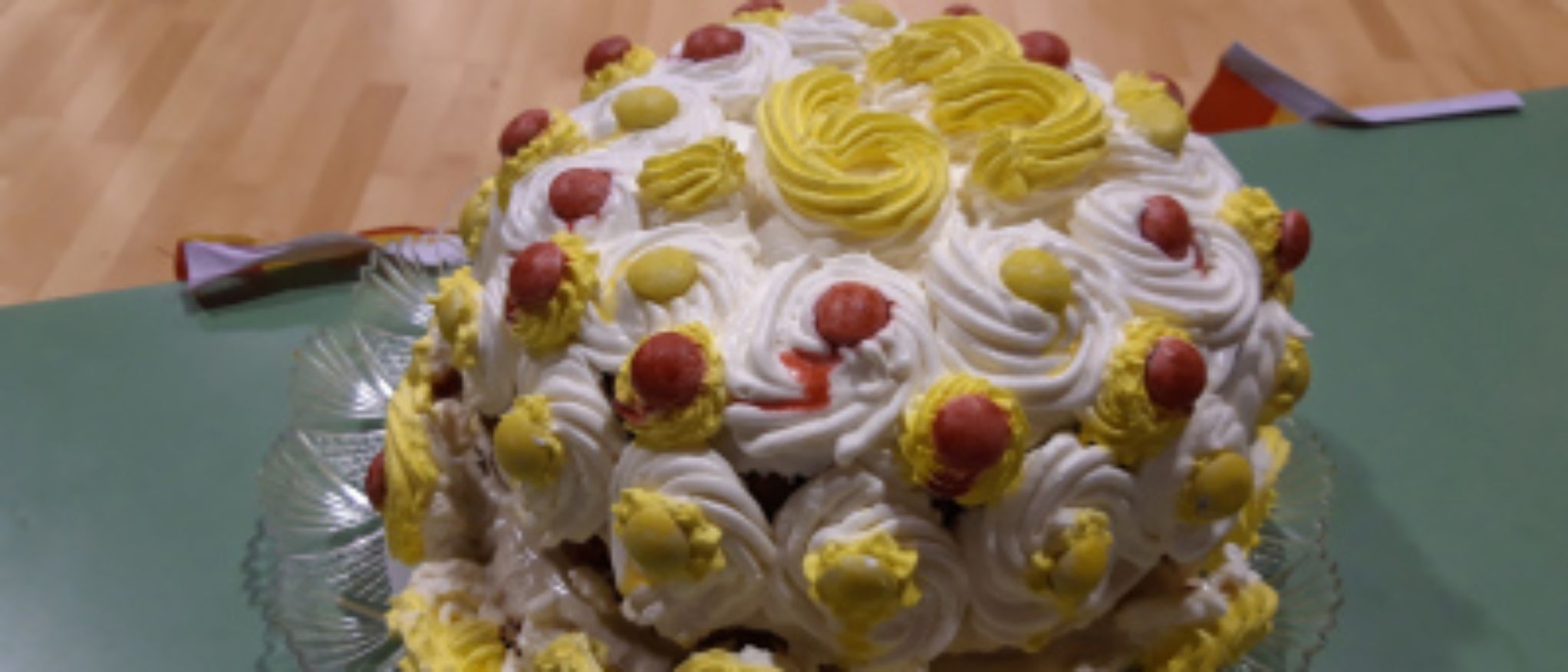 Tarta decorada con los colores de la bandera de España
