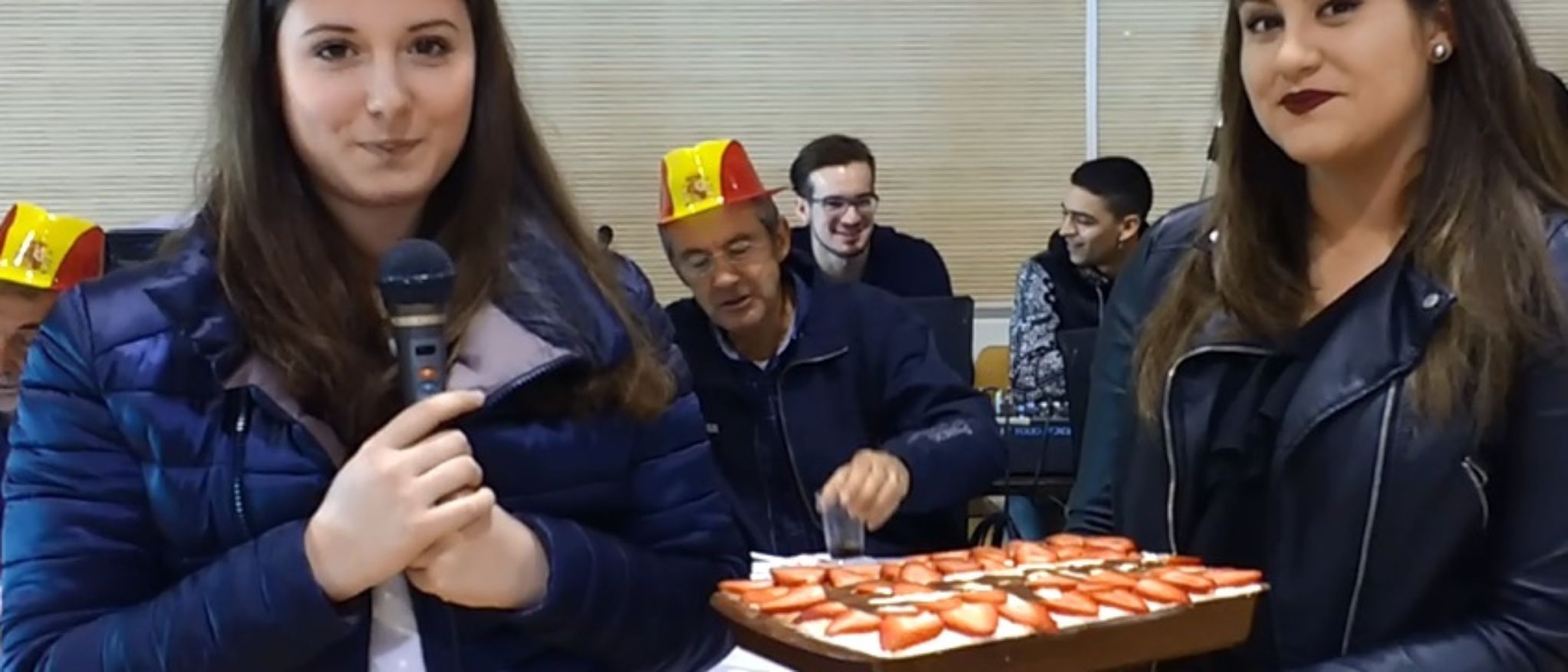 Estudiantes presentando su plato