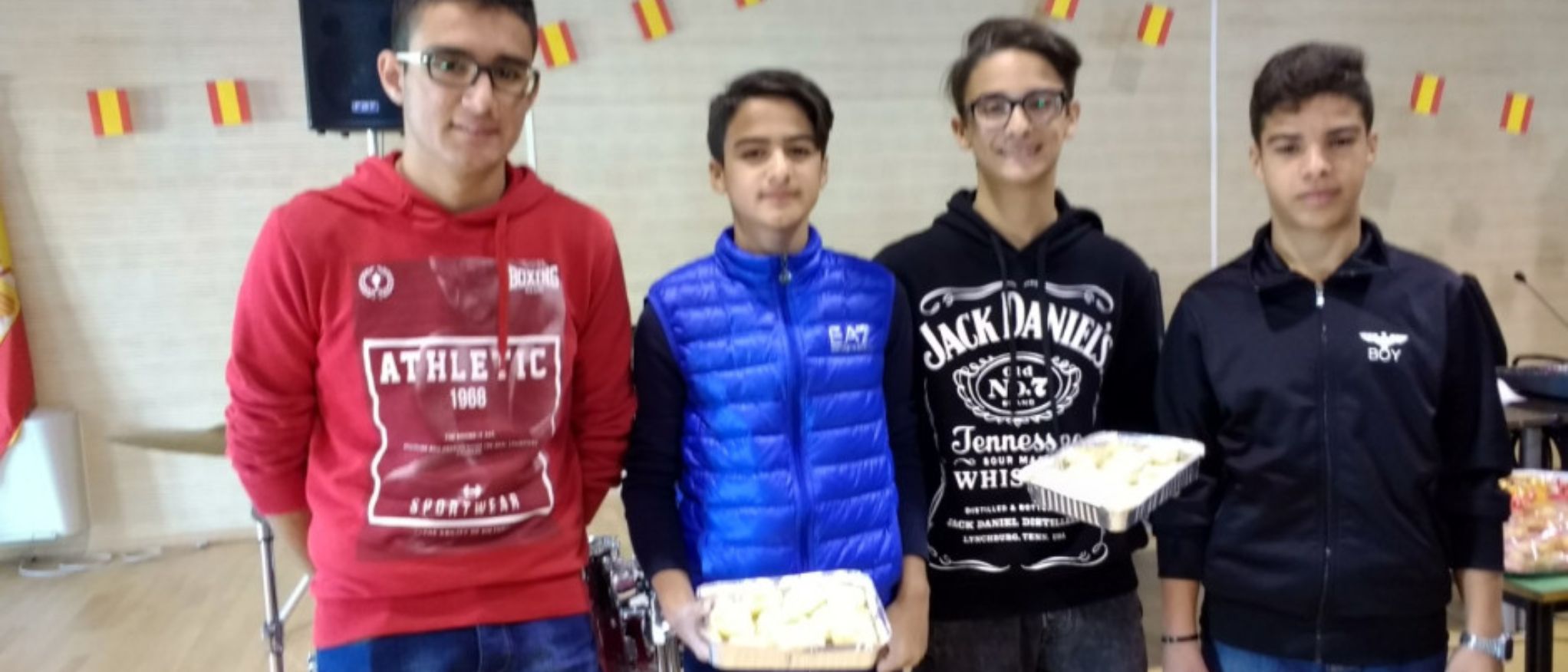 Cuatro estudiantes presentan su plato