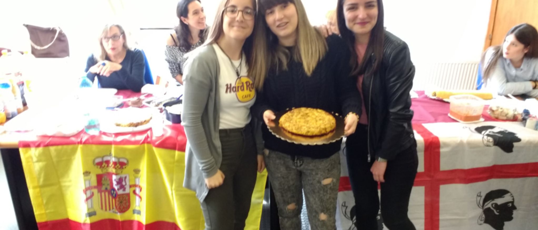 Alumnas presentan una tortilla de patatas