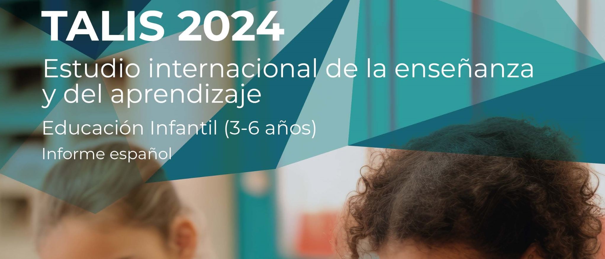 Portada informe Talis 2024 español de Educación Infantil con dos niñas haciendo manualidades de papel.