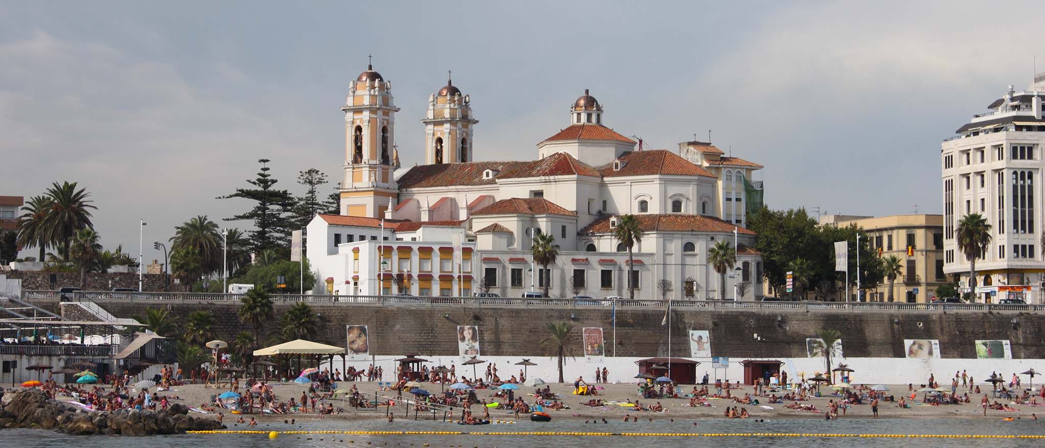vista de la catedral de ceuta desde la playa