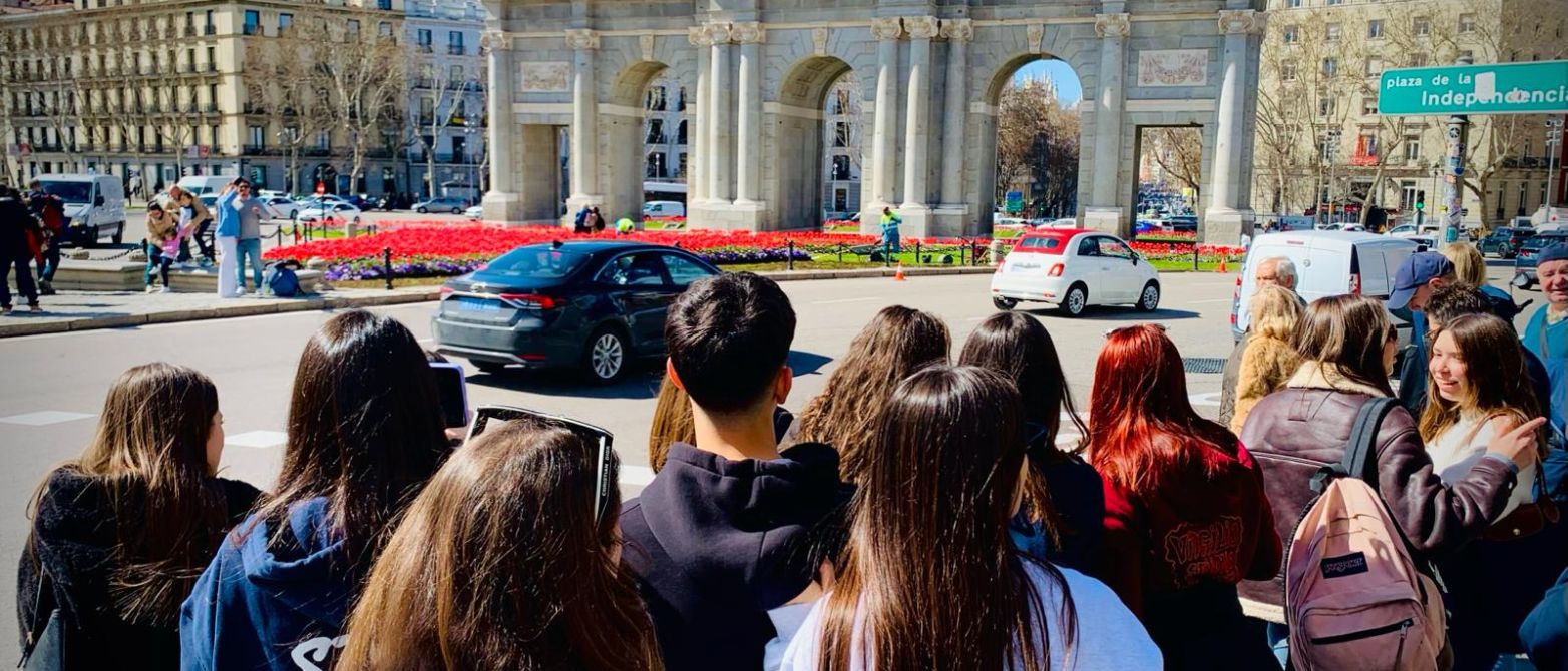 Studenti della Sezione davanti alla "Puerta de Alcalá" di Madrid