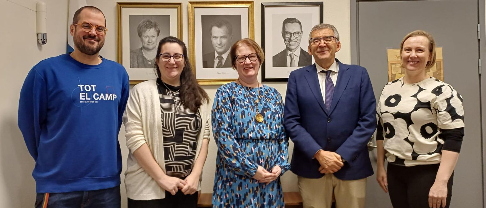 El Consejero de Educación con profesores de la escuela integral Käpylän