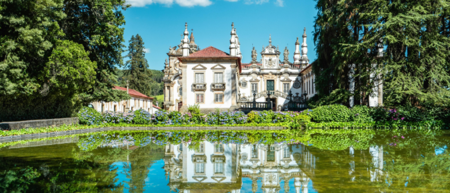 Casa de Mateus, palacio barroco del siglo XVIII en Vila Real, Portugal. Fachada blanca con ornamentación elaborada, pináculos decorativos.