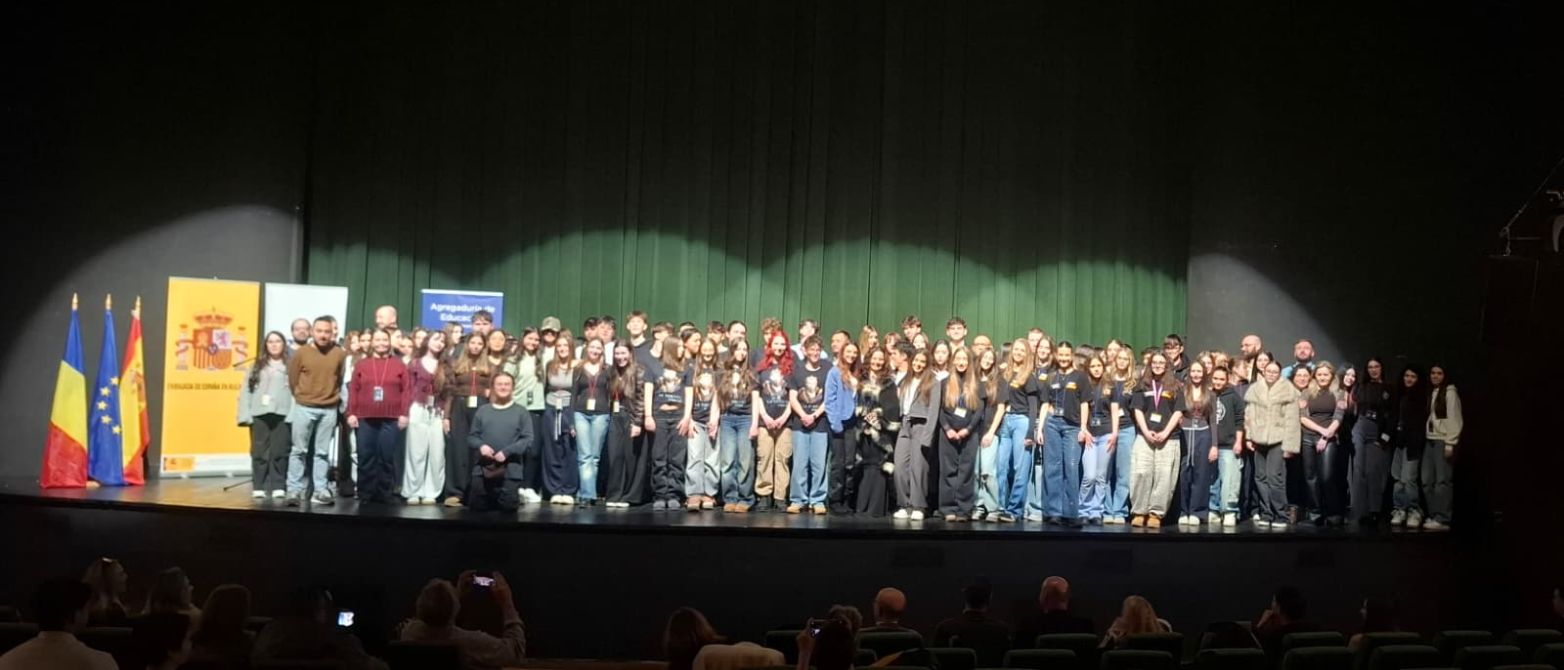 Foto de grupo del festival nacional de teatro escolar en español