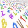 Letras desordenadas de muchos colores vistas en perspectiva.