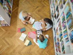 Biblioteca escolar con niños