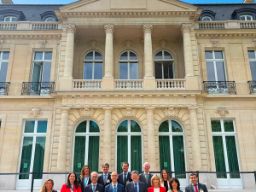 Foto de familia delante del Château de la Muette en la OCDE