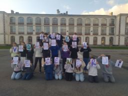 Alumnado de la SIE Brest mostrando un mensaje contra la violencia de género