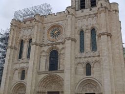 Los alumnos posando delante de la basilica de Saint Denis