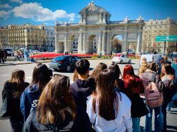 Alumnos de la sección en la Puerta de Alcalá de Madrid
