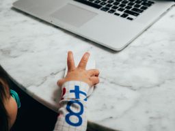 Foto de bebé con un ratón de ordenador