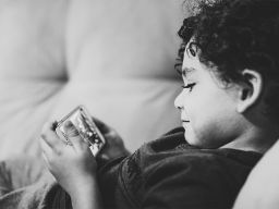 Fotografía de niño con teléfono