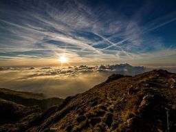 Fotografía del cielo desde una montaña