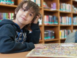 Foto de un niño en biblioteca