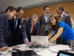 Méndez de Vigo en el estand de Skype durante su visita a SIMO Educación 2016