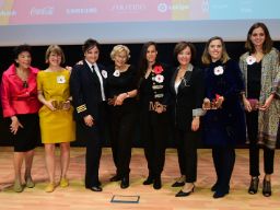 La ministra de Educación junto a las premiadas.