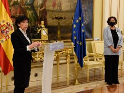 La Directora General de Evaluación y Cooperación Territorial, María Dolores López Sanz, y la ministra de Educación y FP, Isabel Celaá.