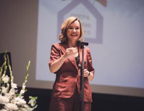 Pilar Alegría ensalza la labor de los centros de adultos como motor de convivencia y creación de vínculos  