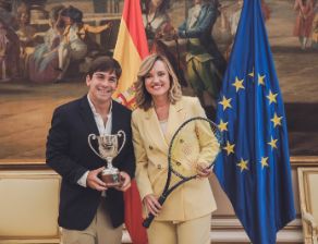 Pilar Alegría recibe al tenista Martín de la Puente, campeón de Wimbledon en dobles en 2025