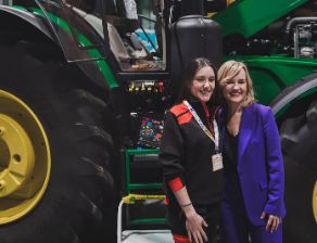 La ministra Pilar Alegría con una de las participantes de Spainskills 2024