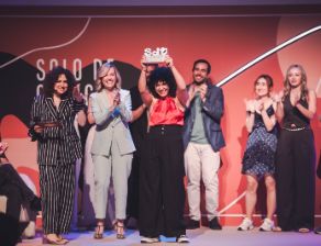Pilar Alegría asiste junto a la Reina al certamen de monólogos científicos ‘Solo de Ciencia’