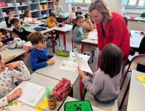La ministra Pilar Alegría visita el Liceo Español Cervantes en Roma
